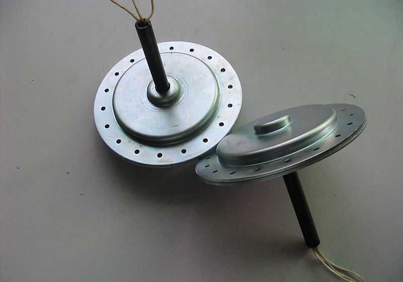 磁盤式三相發電機星連接有四個終端，如何連接整流器橋？